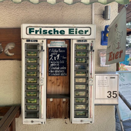 Ein Automat verkauft Eier in Tempelhof-Schöneberg
