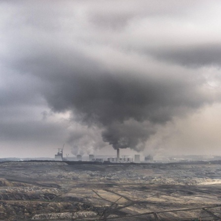 Tagebau für den Braunkohleabbau und das Kohlekraftwerk bei Bogatynia in Polen