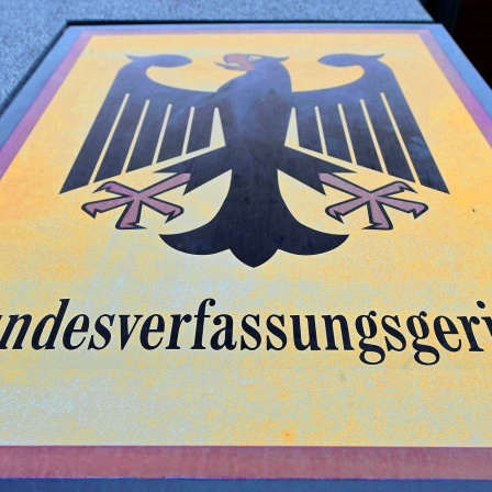 Bundesverfassungsgericht mit Bundesadler und dem Schriftzug in Karlsruhe