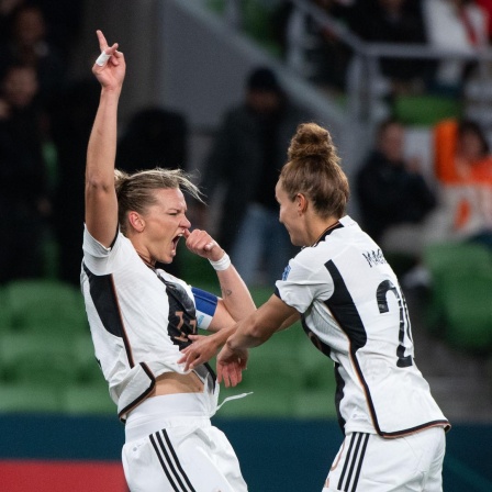 Alexandra Popp und Lina Magull  jubeln über das Tor zum 1:0 gegen Marokko