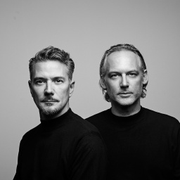 Zwei Männer (Kruder & Dorfmeister) stehen nebeinander  | Bild: Max Parovsky