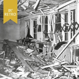 Blick in den zerstörten Raum in der Karten-Baracke im Führerhauptquartier in Rastenburg. | Bild: picture-alliance / dpa | Heinrich Hoffmann