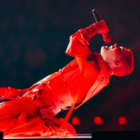Red Sebastian auf der Bühne für Belgien in Basel