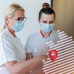 Gesundheits- und Krankenpflegerin Nihada Celikovic (l) und Suzanna Mehremic (r), Pflegehelferin und Demenzexpertin im St. Vinzenz-Hospital in Köln