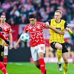 Nadiem Amiri (1. FSV Mainz 05) und Maximilian Beier (Borussia Dortmund) im Zweikampf