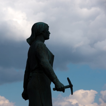 Die "Trümmerfrau", Statue von Walter Reinhold (1952) vor dem Rathaus in Dresden