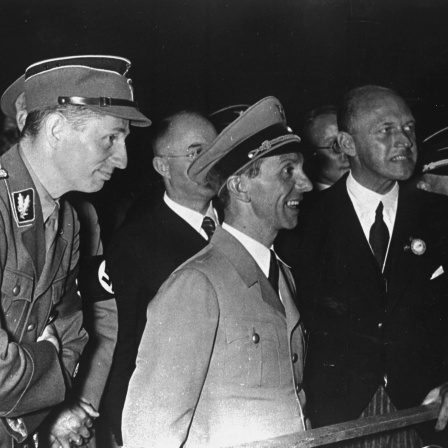 Joseph Goebbels (Reichsminister fuer Volksaufklärung und Propaganda, NSDAP) und Reichssendeleiter Hadamovsky (rechts) bei der Eröffnung der Funkausstellung am 28. August 1936