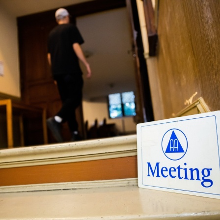 Ein Mann geht zu einem Meeting der AA (Anonyme Alkoholiker)