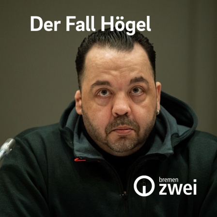 Podcast "Der Fall Högel", Niels Högel sitzt im Gerichtssaal vor einem Mikrofon