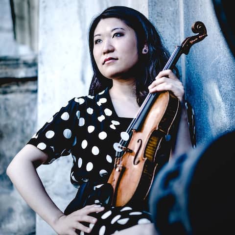 Die Geigerin Tianwa Yang mit ihrer Geige