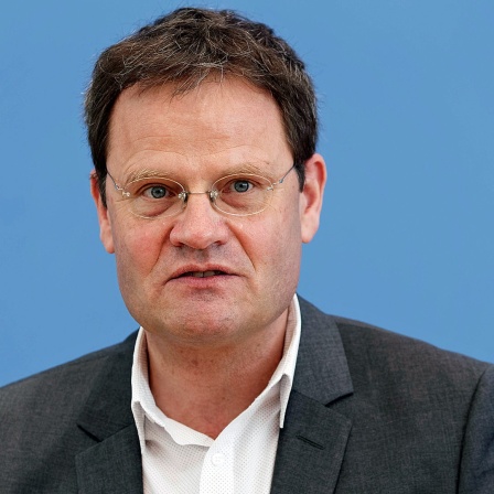 Polarforscher Markus Rex sitzt bei einer Pressekonferenz auf einem Podium.