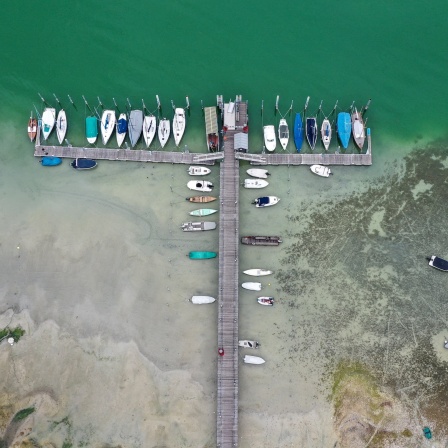 Trockenheit am Bodensee: Mehrere Boote liegen im Hafen von Iznang. Der Großteil der Boote am Steg wurde schon herausgenommen. Durch das Niedrigwasser des Bodensees kann auch das Kursschiff nicht mehr am Steg von Iznang anlegen.
