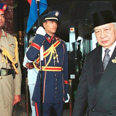 Indonesiens Präsident Suharto beim G-15-Gipfel der Entwicklungsländer in Kairo (1998)