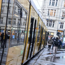 Eine Straßenbahn steht an einer Haltestelle in der Rosenthaler Straße in Berlin.