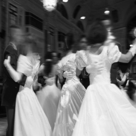 Tanzpaare tanzen Walzer, in schwarz-weiß und bewegt