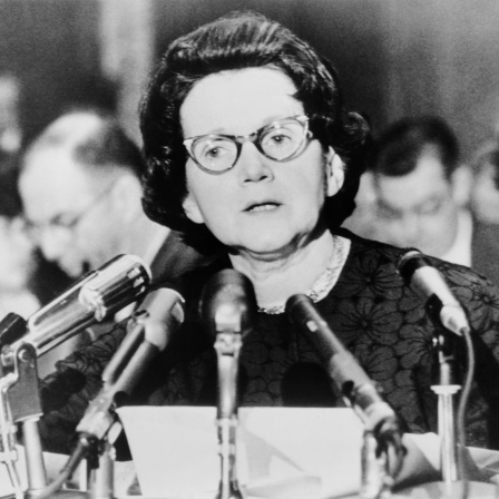 Die Biologin, Wissenschaftsjournalistin und Autorin von "Silent Spring" sitzt bei ihrer Erklärung im US-Kongress im Januar 1963 vor Mikrofonen