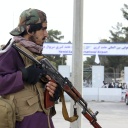 Taliban mit Waffe vor dem Kabuler Flughafen