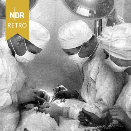 Ärzte bei einer Operation einem westdeutschen Krankenhaus, 1948.