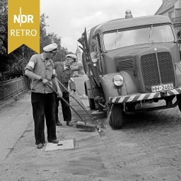 Die Männer der Straßenreinigung bei ihrer Arbeit in Hamburg, 1960er Jahre.