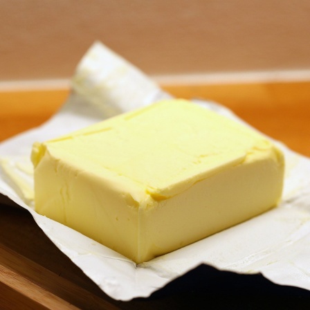 Eine Butter liegt auf dem Tisch.