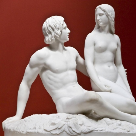 Skulptur von Adam und Eva vor dem Sündenfall.