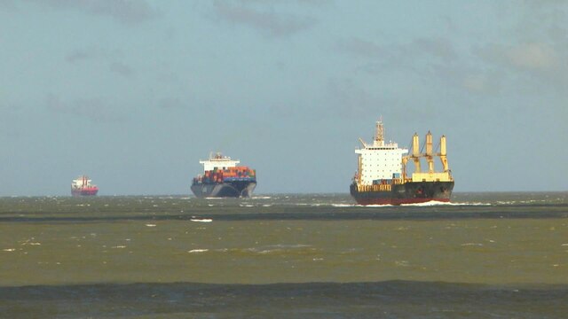 Frachter im wattenmeer vor Cuxhaven.