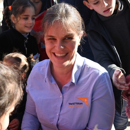 Janine Lietmeyer von World Vision Deutschland spricht mit geflüchteten Kindern im Libanon