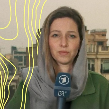 Korrespondentin Katharina Willinger berichtet mit Kopftuch aus Teheran für die ARD.