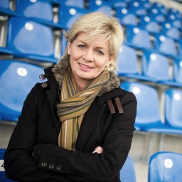 Die damalige Frauenfußball-Bundestrainerin Silvia Neid vor leeren Stadionrängen (2013)