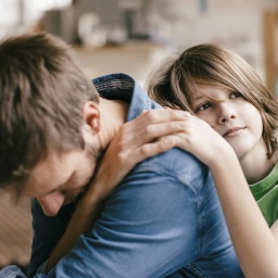 Junge tröstet Vater