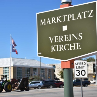 Texas, Fredericksburg: Ein Schild mit der Aufschrift "Marktplatz - Vereinskirche" (Bild: picture alliance / dpa/Chris Melzer)