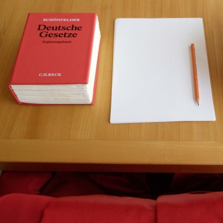 Rote Robe und Gesetzessammlung (Symbolbild Bundesverfasungsgericht)