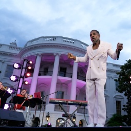 Kirk Franklin im weißen Anzug spielt vor dem Weißen Haus | Bild: picture-alliance/dpa