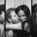 Verliebte Schwarzweiß-Fotos von Harry und Meghan in einem Fotoautomaten