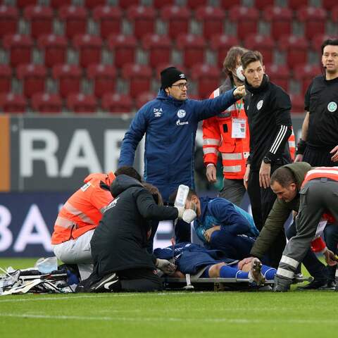 Schalkes Mark Uth wird von Sanitätern auf dem Platz behandelt