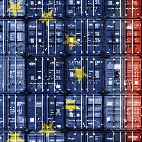 Gestapelte Container in den Nationalfarben von der EU und der Volksrepublik China.