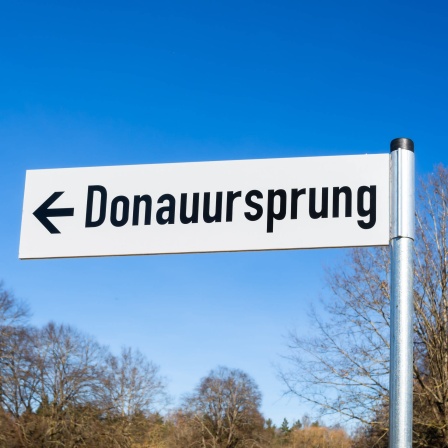 Ein Schild weißt den Weg zum Donauursprung