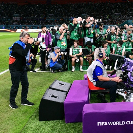 Fotografen warten bei der WM 2022 in Katar auf die Mannschaften.