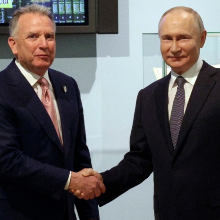 Der russische Präsident Wladimir Putin (rechts) und der Sondergesandte von US-Präsident Trump, Steve Witkoff (links), geben sich die Hand.