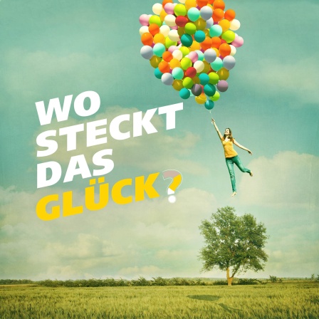 Eine Frau hebt mithilfe eines großen Bündels Luftballons über einer Wiesenlandschaft ab. Text: Wo steckt das Glück?