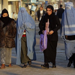 Junge Frauen 2005 auf einer Straße in Masar-e Scharif