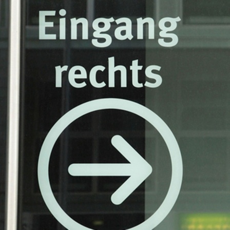 "Eingang rechts" steht in Berlin im Stadtteil Mitte.