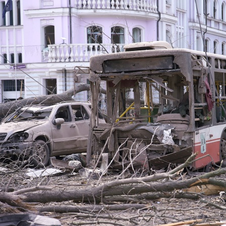 Ein Bus im Stadtzentrum von Sumy nach dem russischen Raketenangriff, bei dem mindestens 34 Zivilisten getötet wurden. 