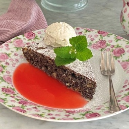 Warmer Mohnkuchen zu Vanilleeis und Himbeersauce