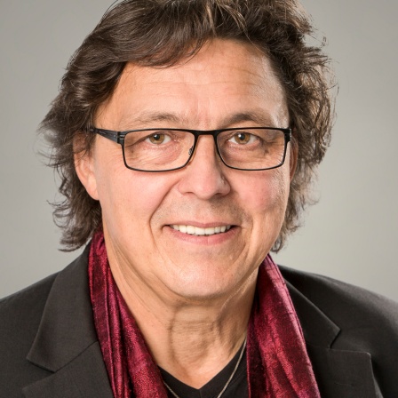 “Ich versuche mein ganzes Leben ein Übersetzer zu sein“ | Stefan Herok, Pastoraltheologe