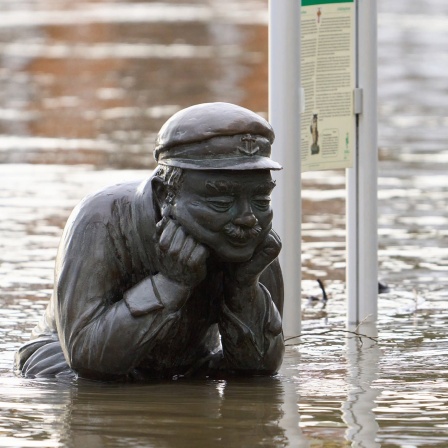Der Bareschesser, die Bronzestatue eines Lahnstein Originals, ist vom vom Hochwasser umspült.