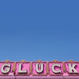 Glück – Schriftzug an einer Jahrmarkt-Bude; © dpa/Westend61/Guntmar Fritz