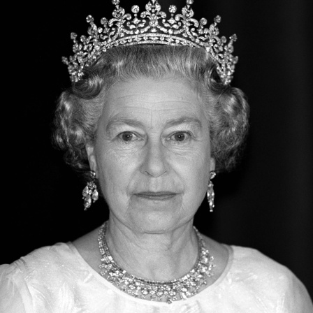 Portrait Königin Elizabeth II. 1993. Sie trägt eine Krone.Schwarz-Weiß-Bild.