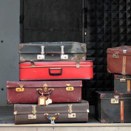 Sieben alte Koffer: Warum packt man seine &#034;Siebensachen&#034; zusammen? Warum nicht sechs oder acht?