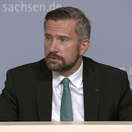 Wirtschaftsminister Martin Dulig auf einer Pressekonferenz